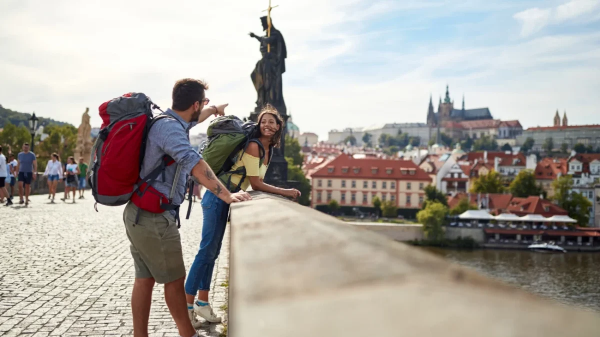 Turisté na Karlově mostě.