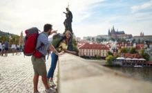 Turisté na Karlově mostě.