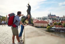 Turisté na Karlově mostě.