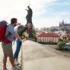 Turisté na Karlově mostě.