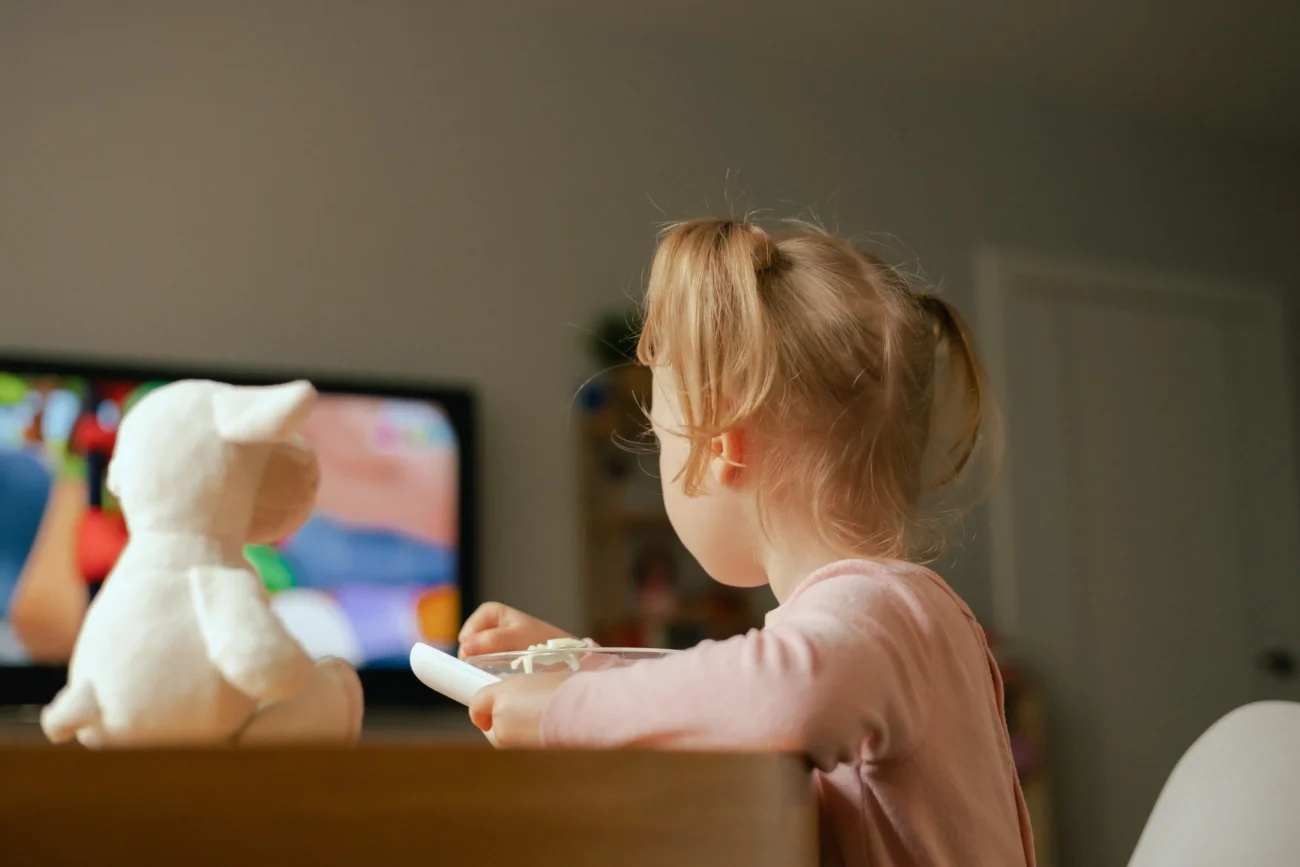 Herečku Libuši Havelkovou milovaly především malé děti. Zdroj: Shutterstock | TVGURU.cz Dítě dívající se na televizi.