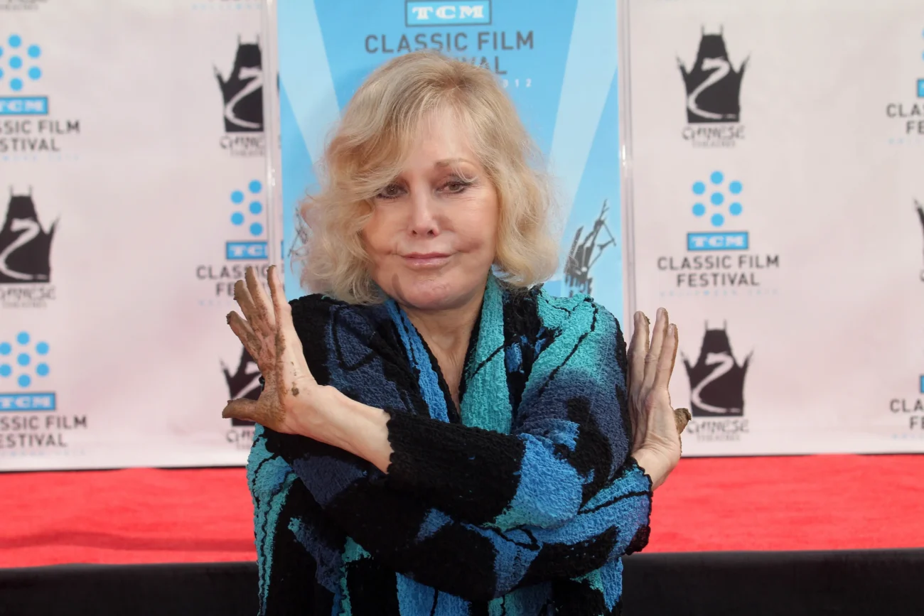Kim Novak na červeném koberci. 