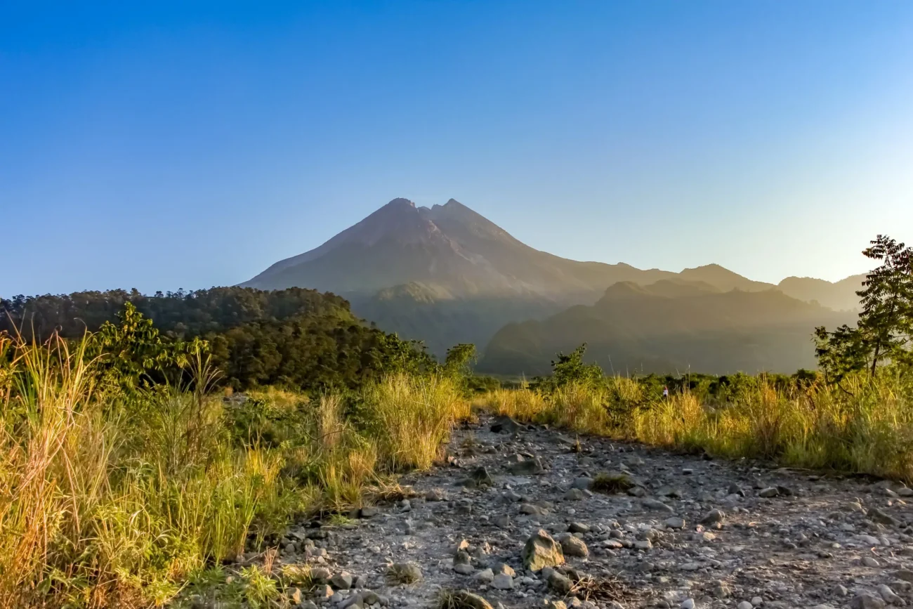 shutterstock_1468904066-2 | TVGURU.cz Pohled na vulkán Gunung merapi.