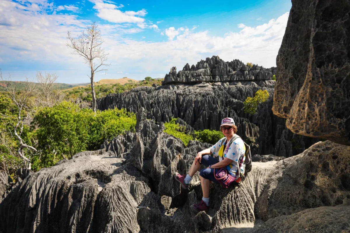 Žena sedící na skále v národním parku Tsingy.