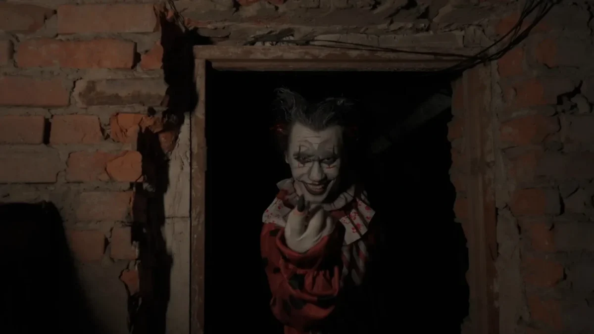 Joker schovávající se ve tmě.