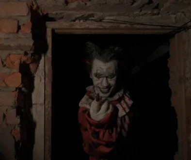 Joker schovávající se ve tmě.