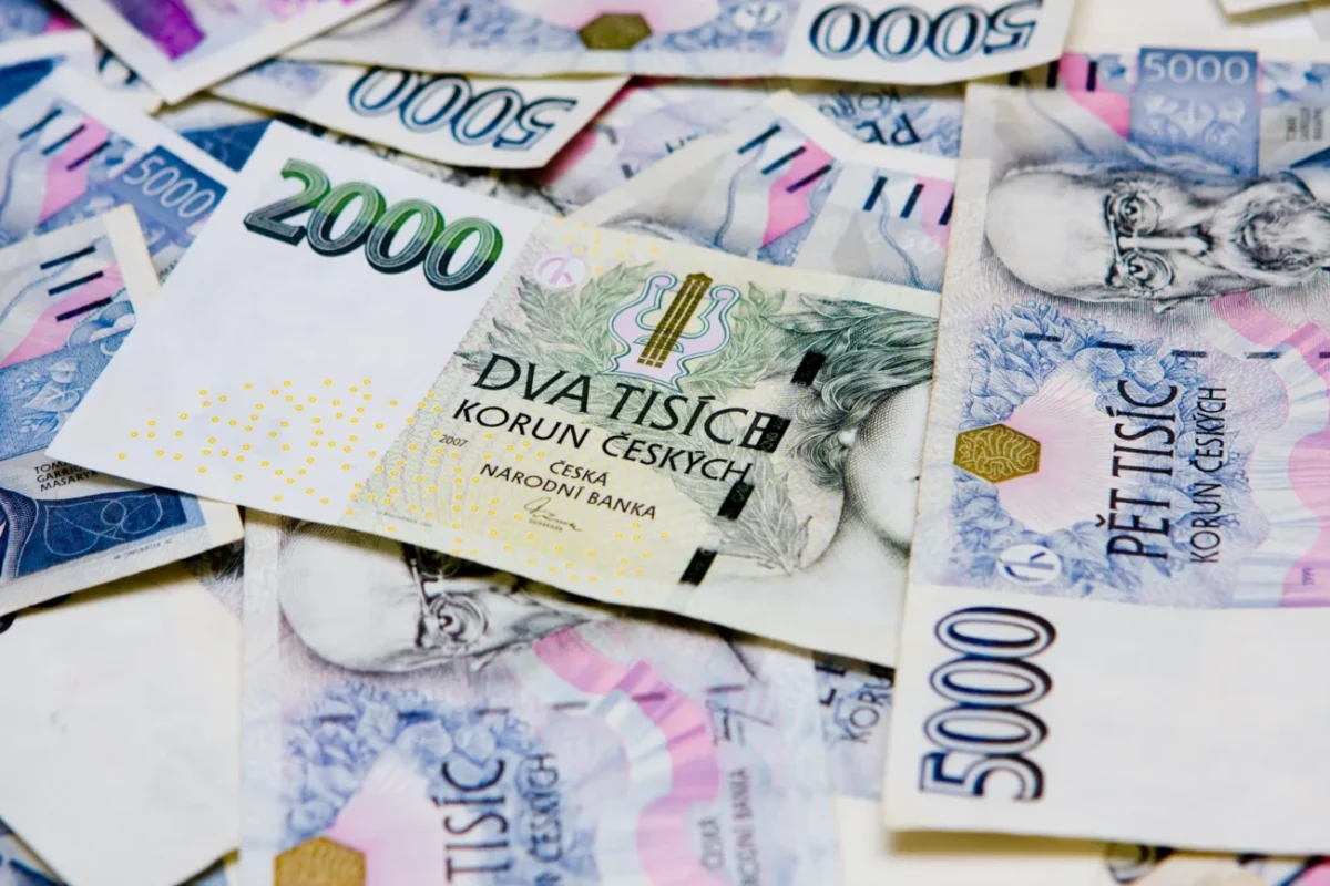 Na hromadě leží české peníze.