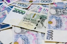 Na hromadě leží české peníze.