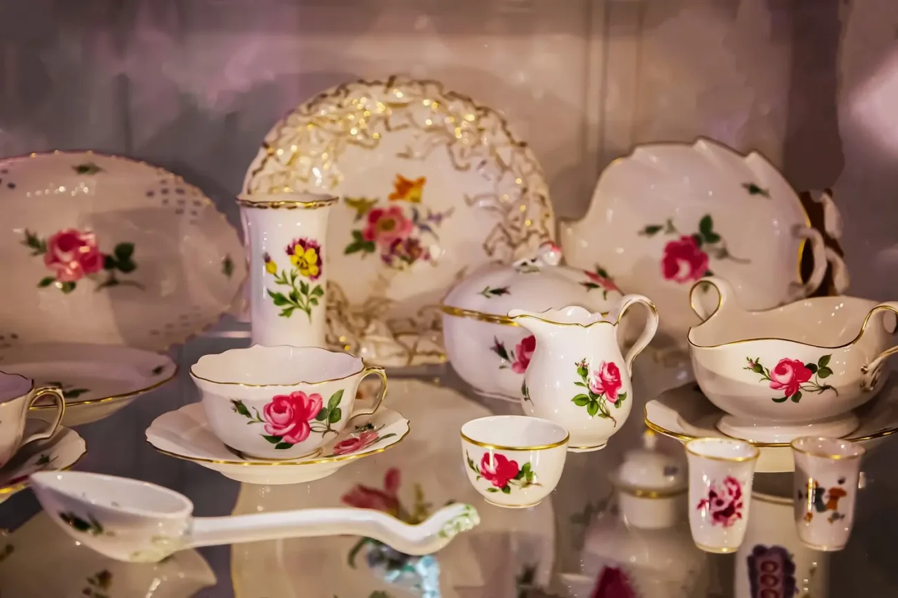 O míšeňský porcelán je mezi sběrateli velký zájem Shutterstock | TVGURU.cz míšeňský porcelán