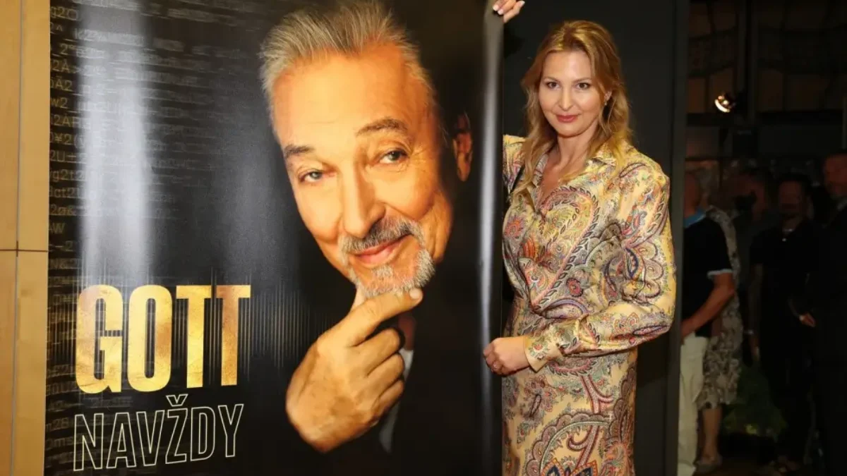 Ivana Gottová pózující u cedule Karla Gotta.