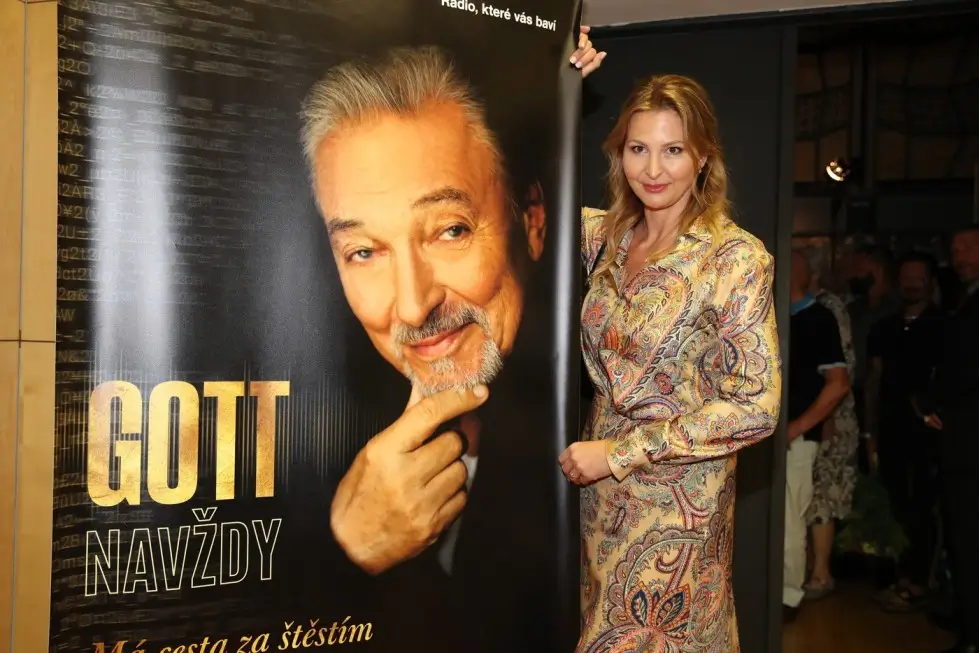 Ivana Gottová pózující u cedule Karla Gotta.