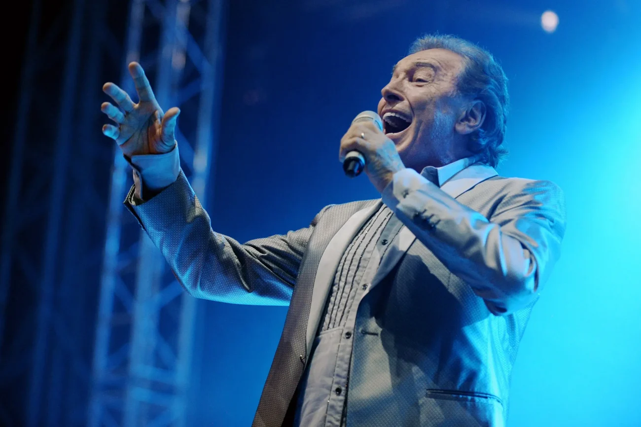 shutterstock_356238080 1 | TVGURU.cz Karel Gott zpívající na pódiu.