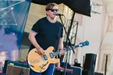 Zpívající Michal Hrůza s kytarou.