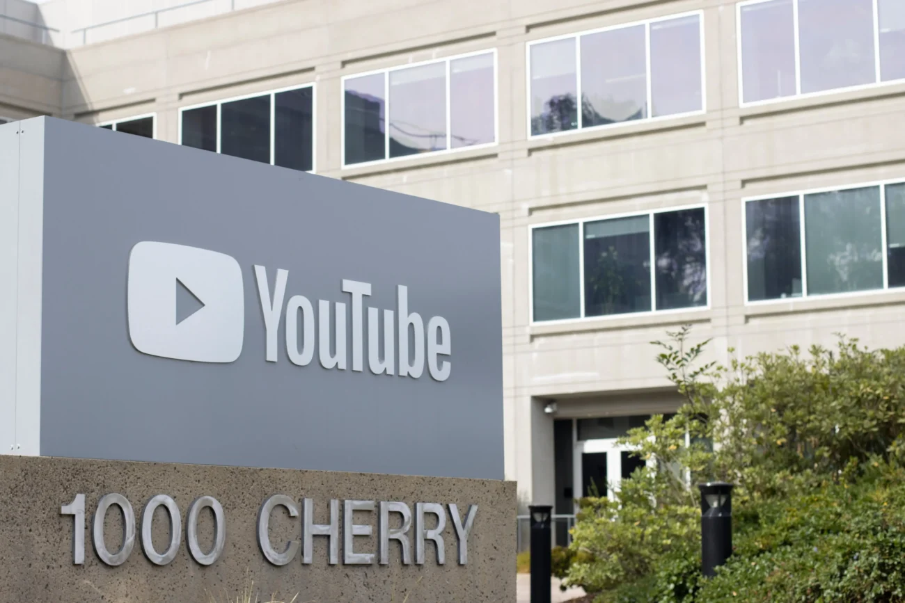 shutterstock_2202240229-min | TVGURU.cz logo YouTube před domem