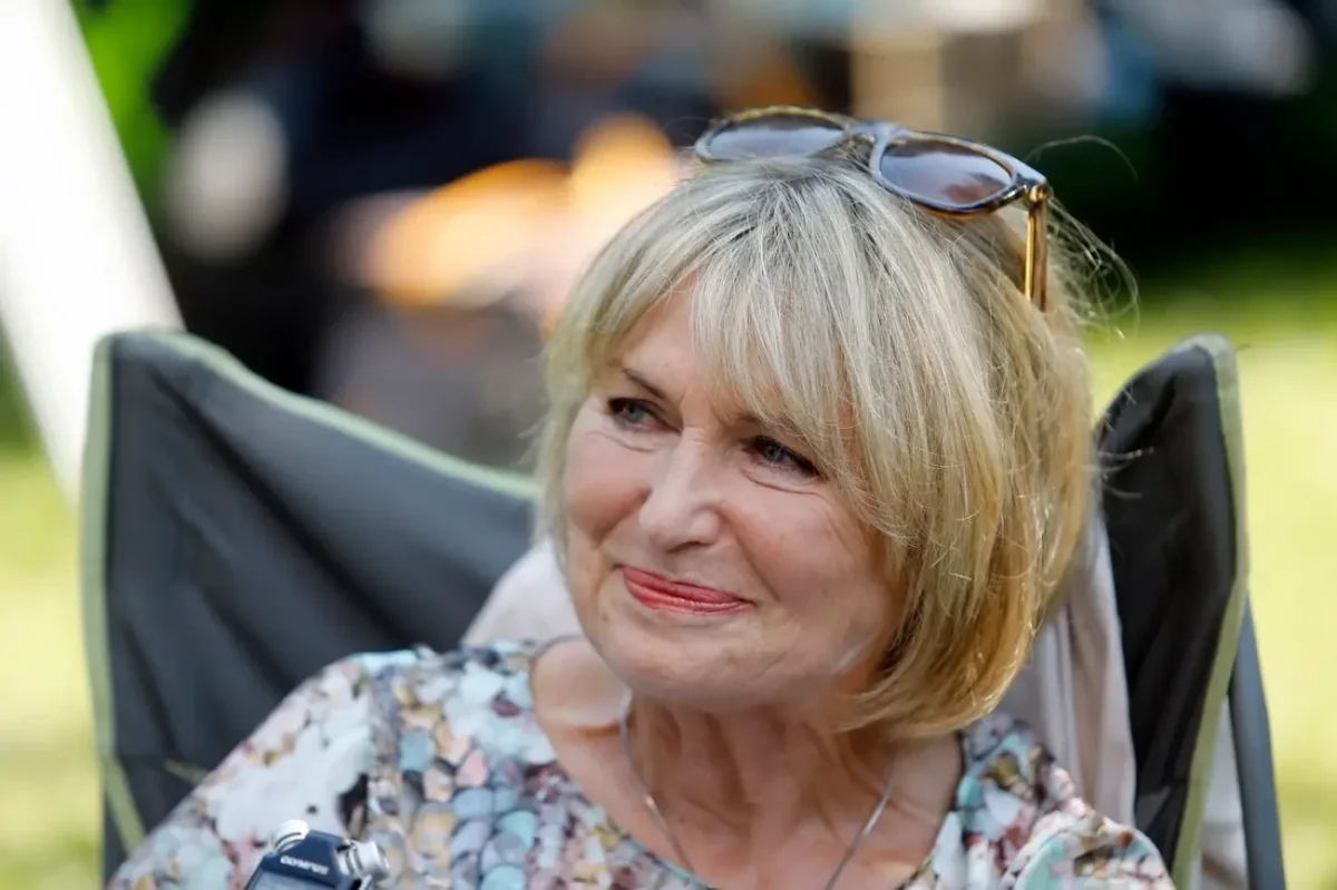 Eliška Balzerová usmívající se na fotku.