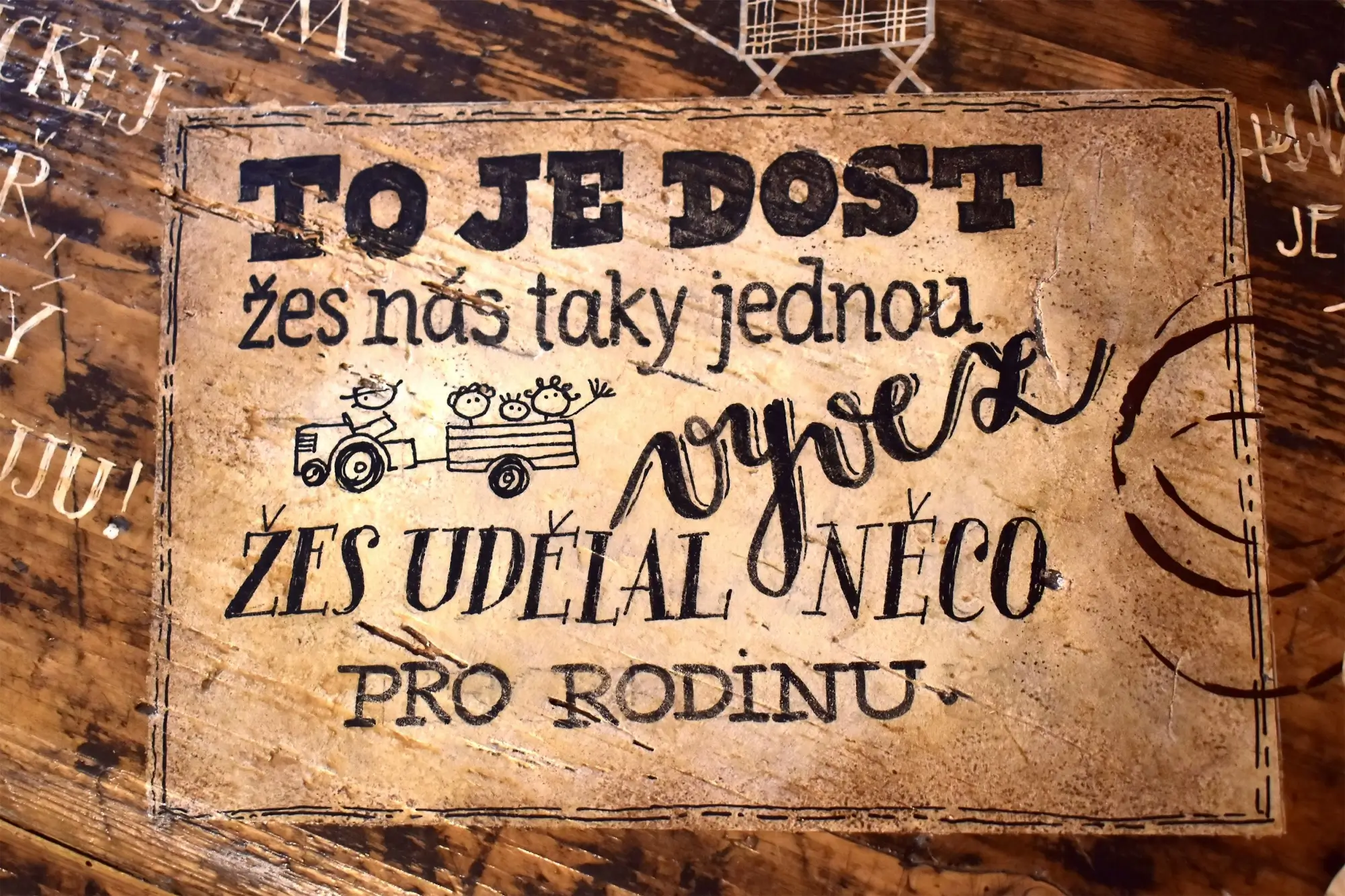 Vzpomínáte, z které komedie je tato hláška? | TVGURU.cz Deska se slavnou filmovou hláškou.