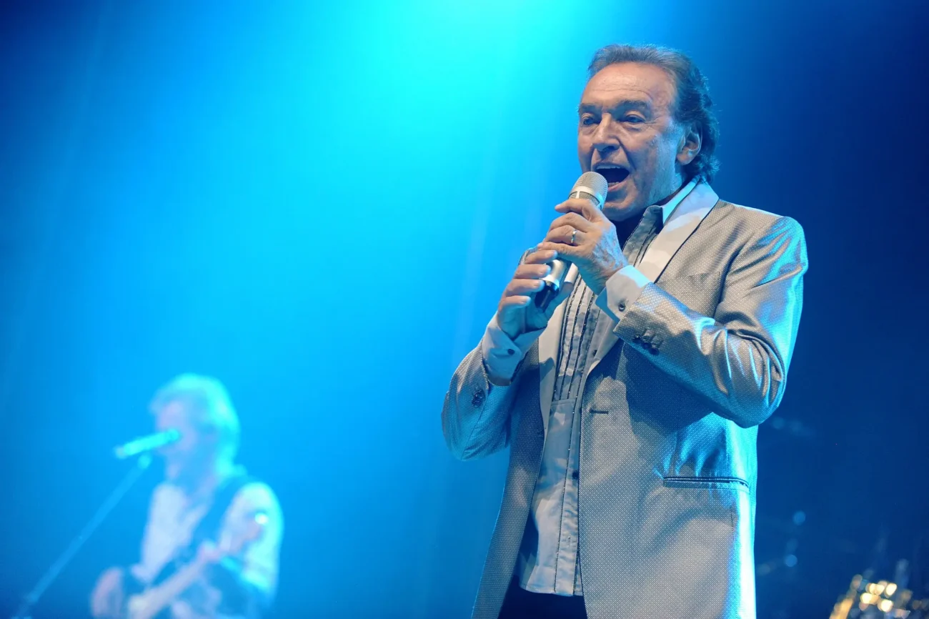 Karel Gott byl milovníkem hudby i žen. Zdroj: Shutterstock | TVGURU.cz Karel Gott na pódiu.