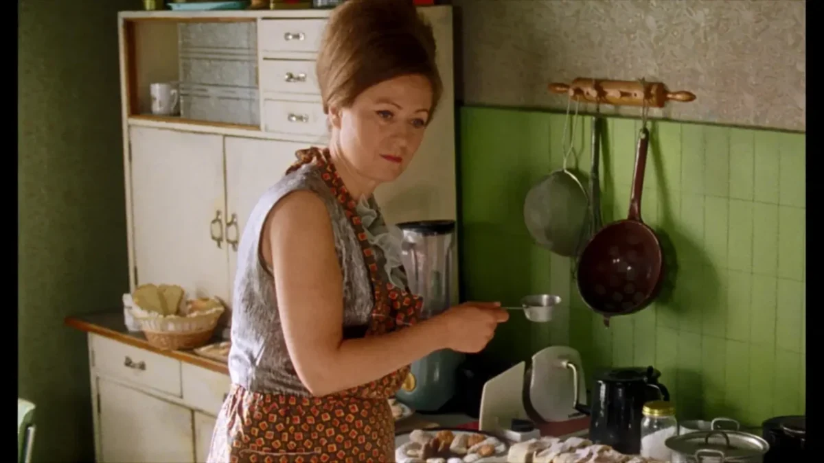 Simona Stašová hrající ve filmu Pelíšky.