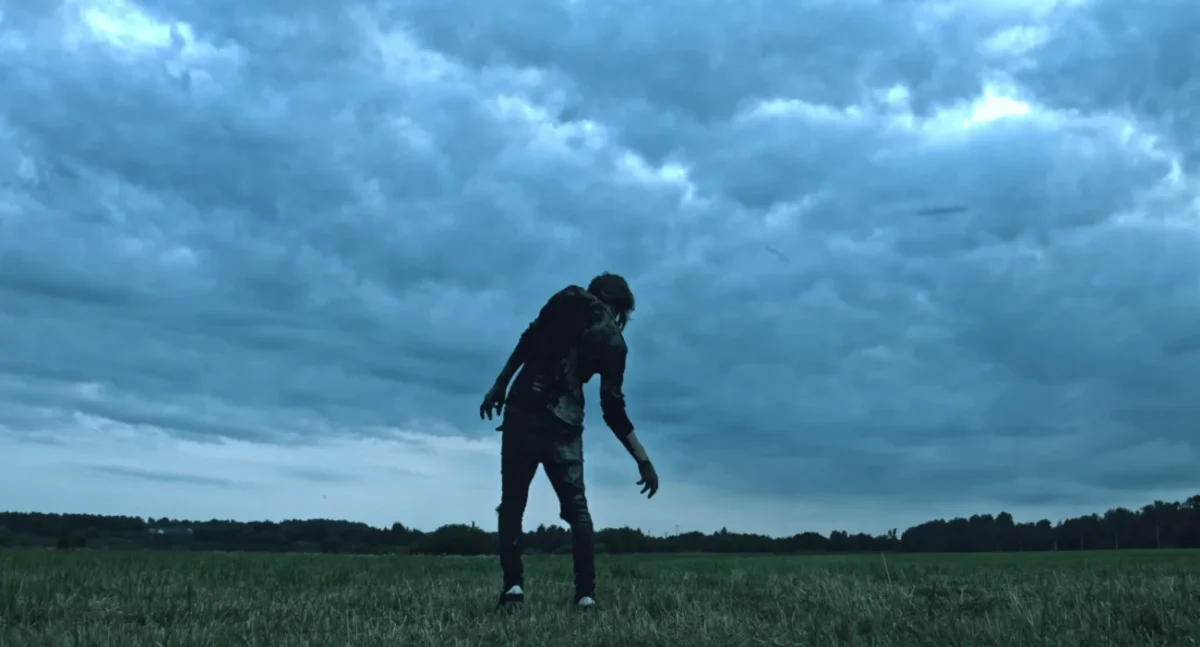 Zombík pohybující se venku.