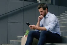 Muž přemýšlí na schodech.