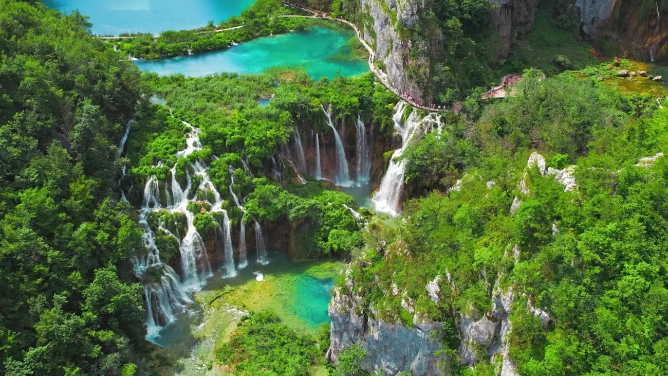 Plitvická jezera v Chorvatsku jedno z míst natáčení filmů o Vinnetouovi Shutterstock | TVGURU.cz Plitvická jezera