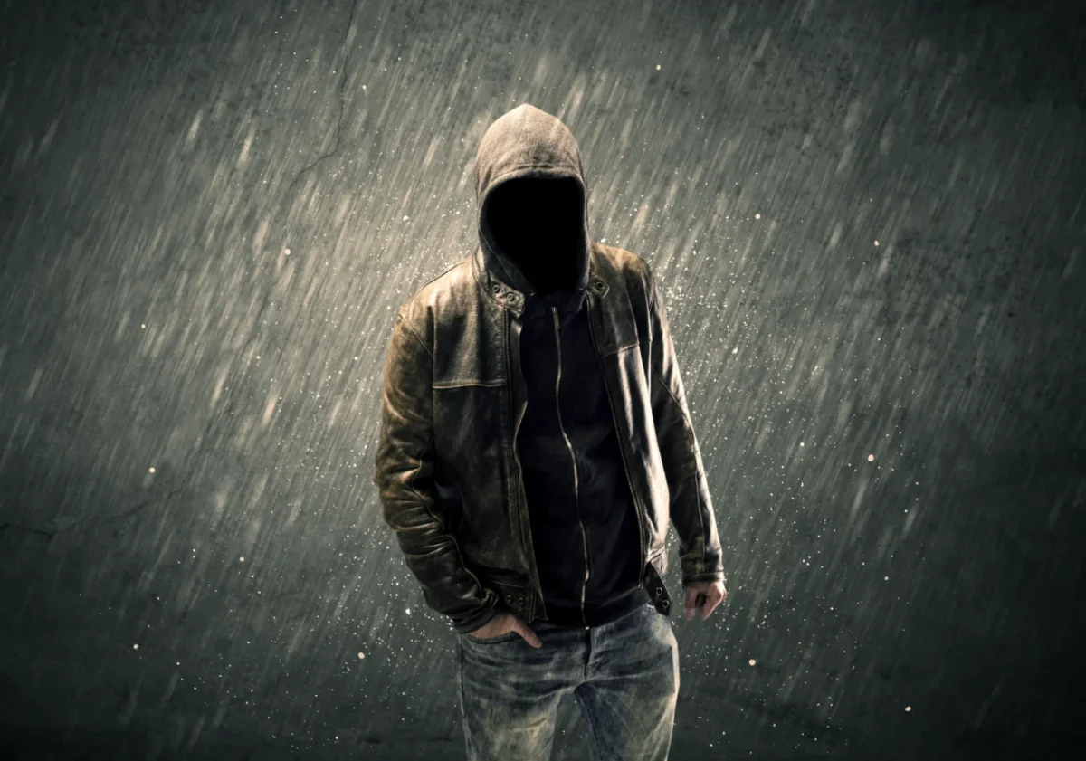 Muž stojí ve stínu a není mu vidět do obličeje.