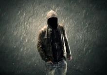 Muž stojí ve stínu a není mu vidět do obličeje.