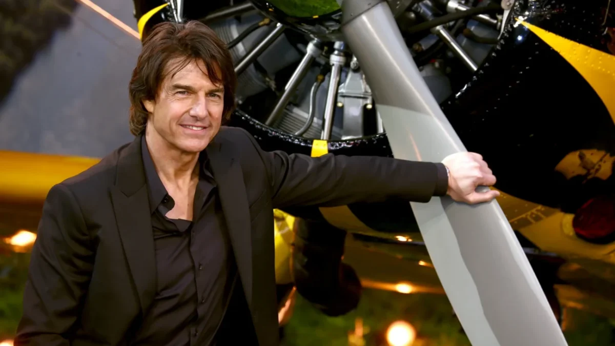 Tom Cruise pózující na fotku.