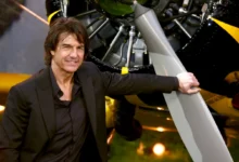 Tom Cruise pózující na fotku.
