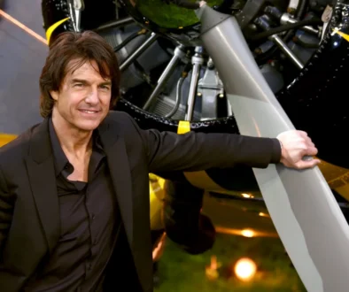 Tom Cruise pózující na fotku.