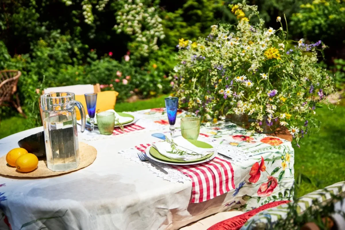 Venku připravená hostina.