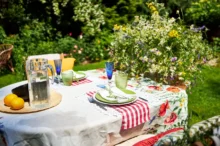 Venku připravená hostina.