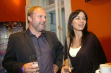 Herec na obrázku s tmavovlasou ženou.