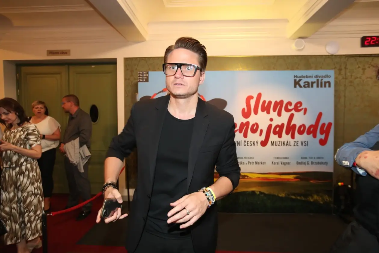 Ondřej Gregor Brzobohatý a plakát Slunce, seno, jahody 