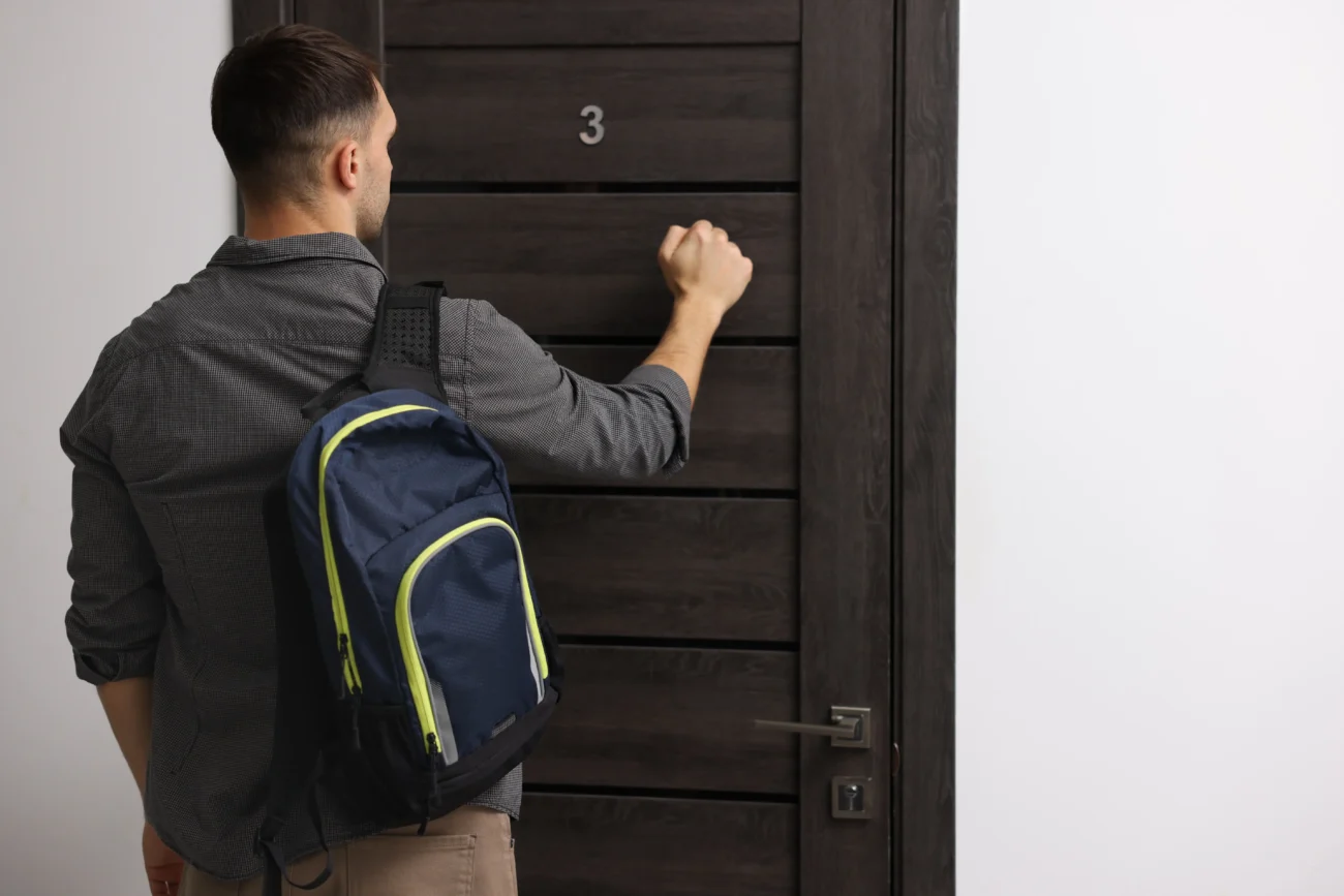 Muž, který zazvonil u Kemrových dveří byl překvapením pro všechny. Zdroj: Shutterstock | TVGURU.cz Muž klepající na dveře.