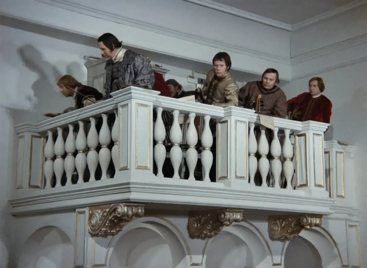 Muži stojící na balkoně v pohádce Tři oříšky pro Popelku.