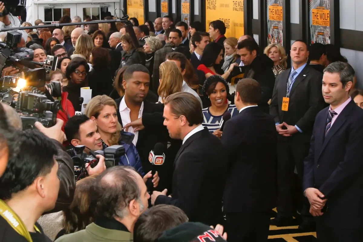 Leonardo DiCaprio dávající mezi lidmi rozhovor k filmu.