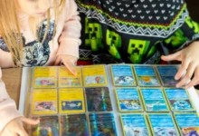 Dva školáci (dívka a chlapec) si společně prohlížejí album Pokémonů