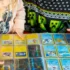 Dva školáci (dívka a chlapec) si společně prohlížejí album Pokémonů