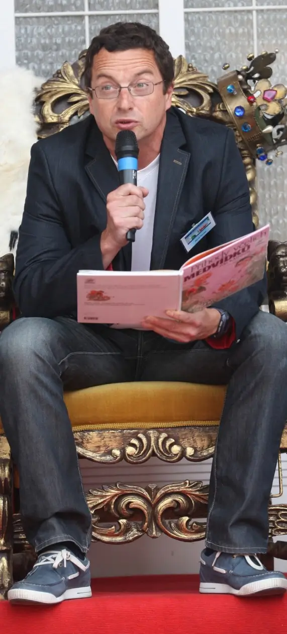 Příběhy včelích medvídků četl dětem i známý spisovatel Michal Viewegh. Zdroj: Profimedia | TVGURU.cz Michal Viewegh s knihou.