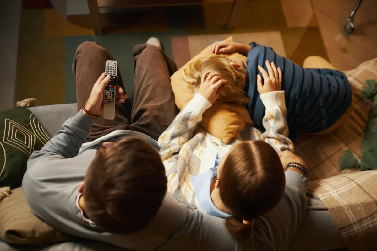 Rodina dívající se na televizi.