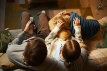 Rodina dívající se na televizi.