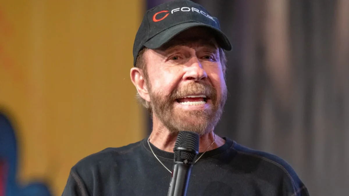 Chuck Norris mluvící do mikrofonu.