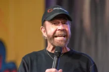 Chuck Norris mluvící do mikrofonu.