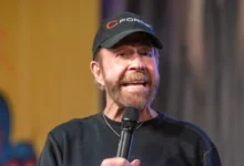 Chuck Norris mluvící do mikrofonu.