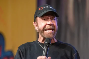 Chuck Norris mluvící do mikrofonu.