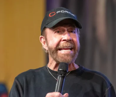 Chuck Norris mluvící do mikrofonu.