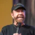 Chuck Norris mluvící do mikrofonu.