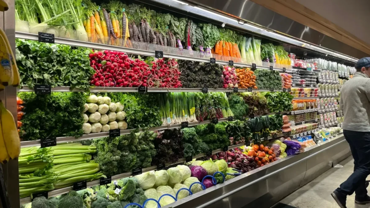 regál se zeleninou v supermarketu