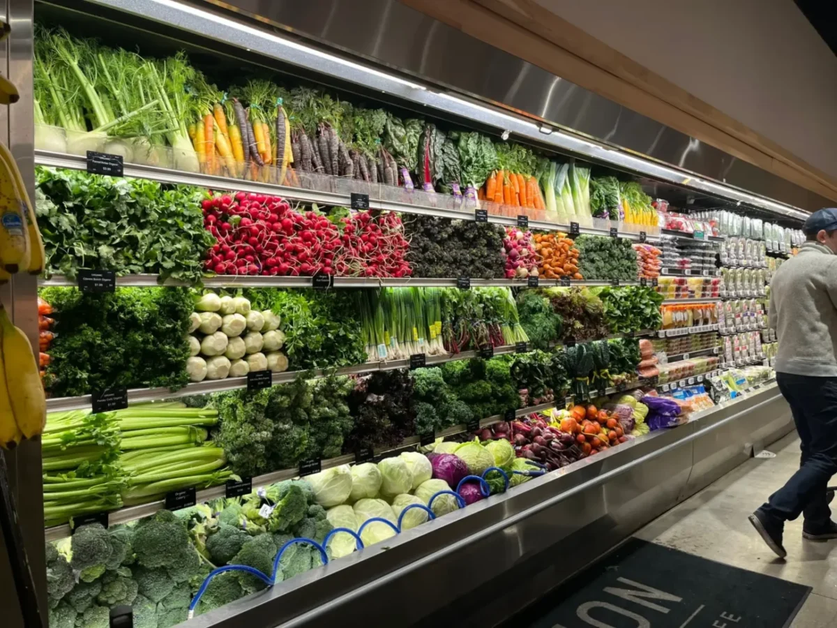 regál se zeleninou v supermarketu